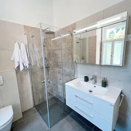 New Design Studio Kingsize Bed *