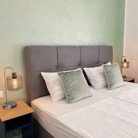 Апартаменты New Design Studio Kingsize Bed Пула